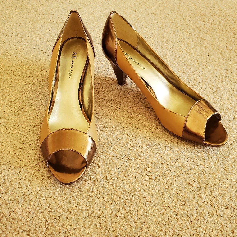 Tan and gold pumps - Anne Klein